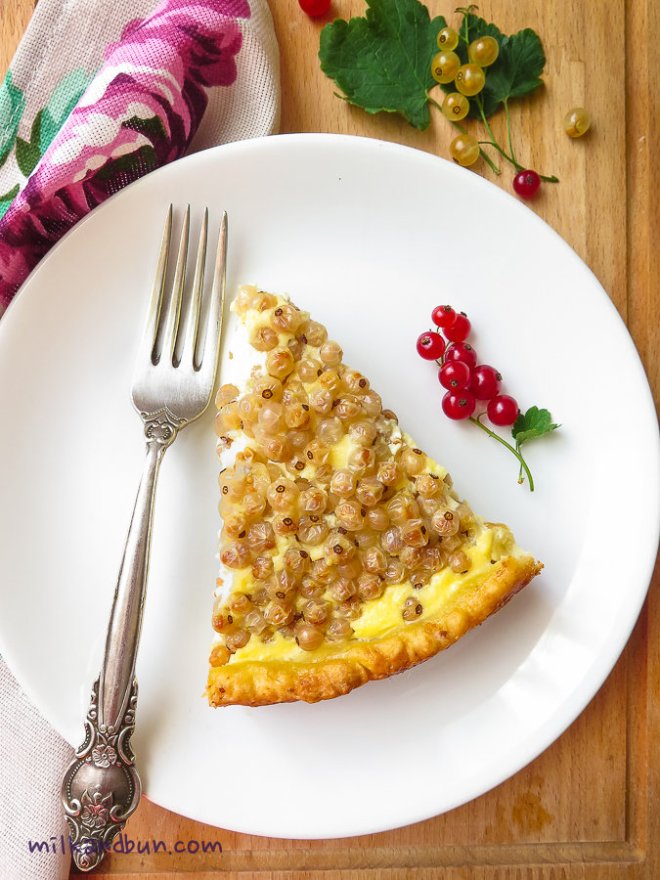A slice of whitecurrant tart