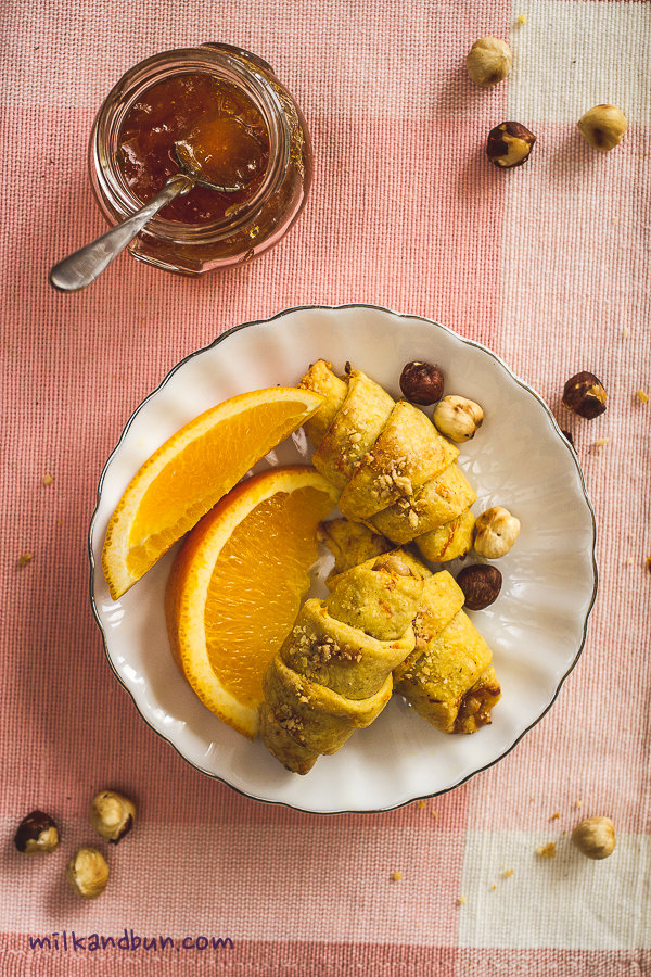 Carrot rolls with orange marmalade