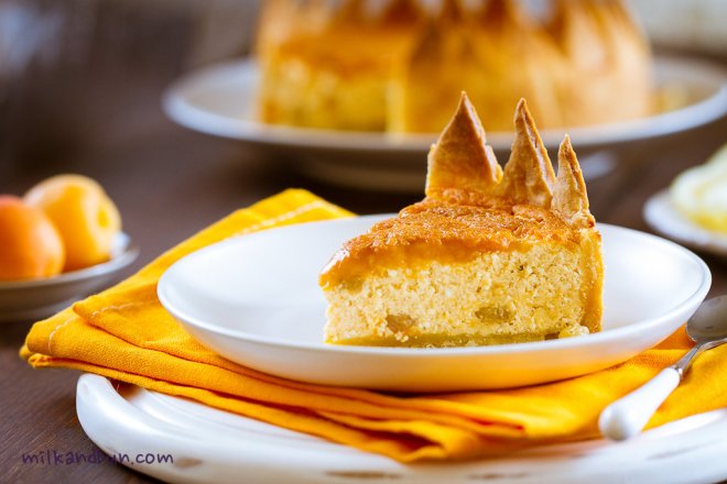 Sunny pie with lemon-tvorog filling