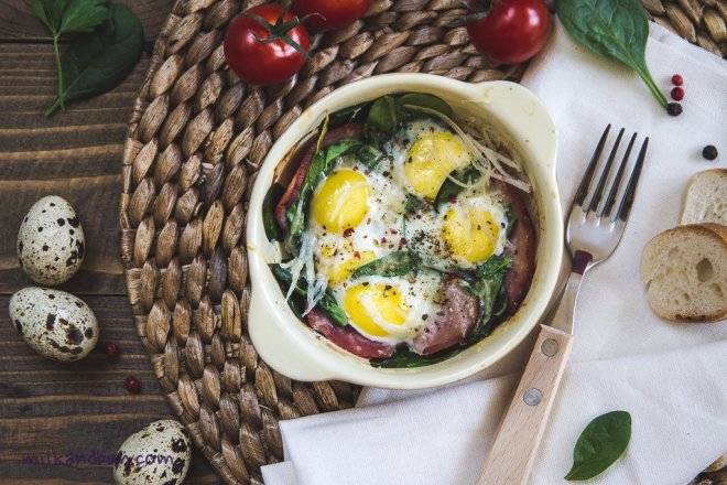 Baked quail eggs with  Gruyère cheese, ham and spinach